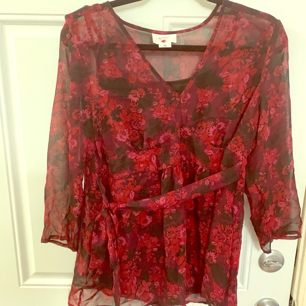 Flattering floral maternity shirt 💙💕